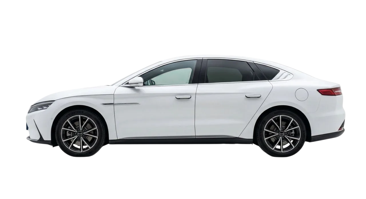 Белый электроседан BYD — вид сбоку